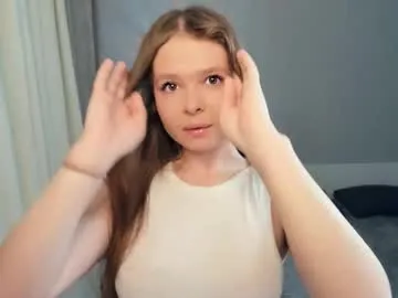 Lucine – webcam model profile photo Image 5