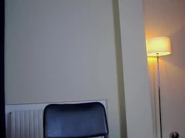 ululante – webcam model profile photo Image 16