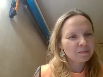 krisskissshow – webcam model profile photo Image 2