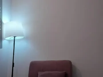 Lucine – webcam model profile photo Image 19