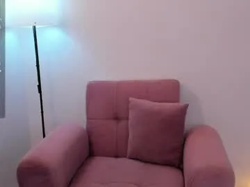 Lucine – webcam model profile photo Image 4