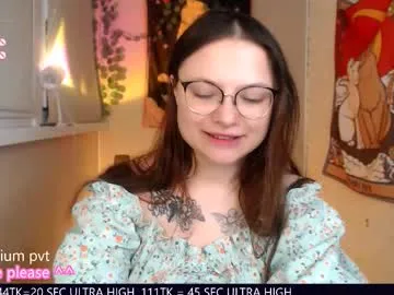 Lucine – webcam model profile photo Image 10