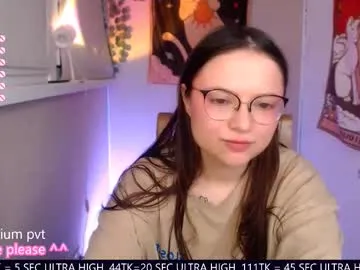 Lucine – webcam model profile photo Image 12