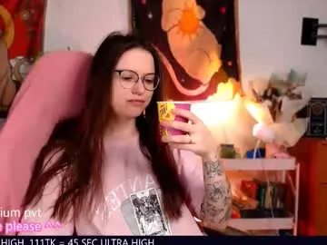 Lucine – webcam model profile photo Image 14