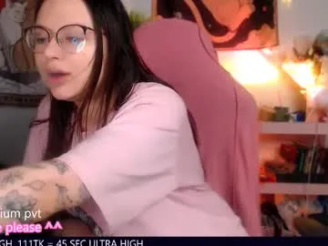 Lucine – webcam model profile photo Image 15