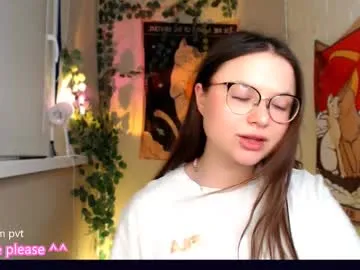 Lucine – webcam model profile photo Image 2