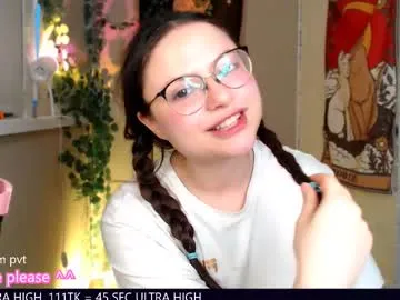 Lucine – webcam model profile photo Image 3