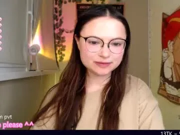 Lucine – webcam model profile photo Image 4