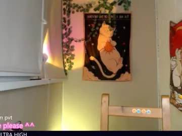 Lucine – webcam model profile photo Image 5