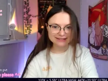 Lucine – webcam model profile photo Image 8