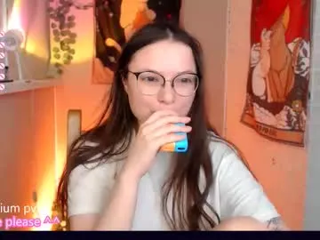 Lucine – webcam model profile photo Image 9