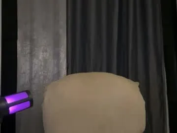 ululante – webcam model profile photo Image 13