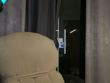 ululante – webcam model profile photo Image 14