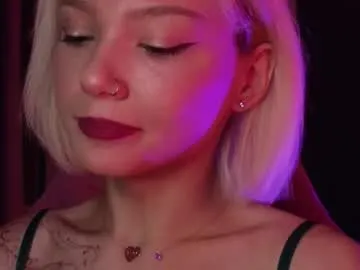 IsaBlair – webcam model profile photo Image 12