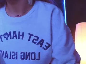 IsaBlair – webcam model profile photo Image 6