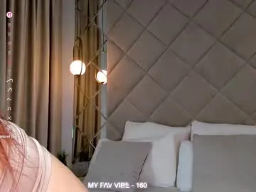 Nina – webcam model profile photo Image 3