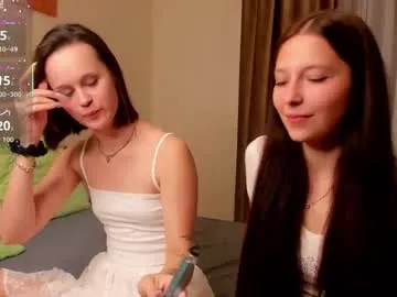 xxkissesinthedarkxx – webcam model profile photo Image 3