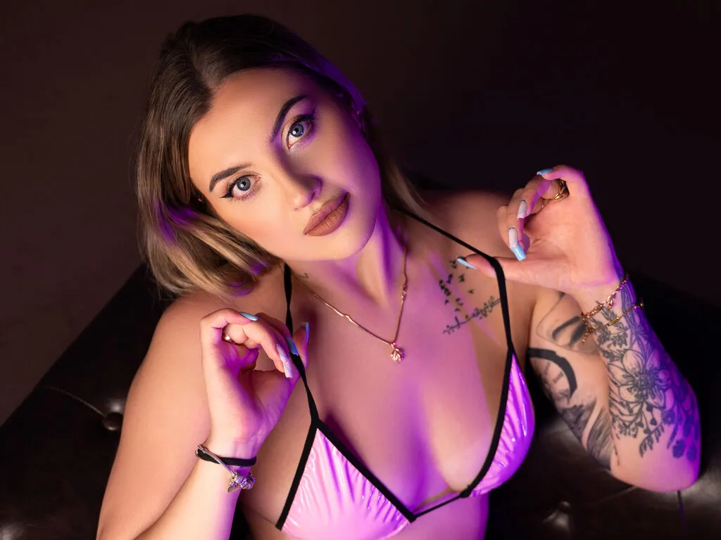 AmeliaLowe – webcam model profile photo